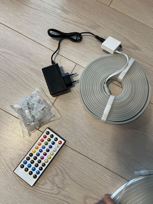 Banda led smart bluetooth rgb 10 m cu priza si telecomanda waterproof