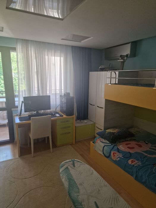 Детска стая. Легло на два етажа +два матрака +гардероб +секция.