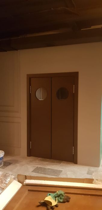 Маятниковые (ковбойские) двери в кафе, ресторан