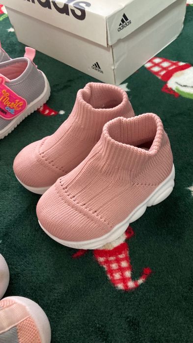 Лот бебешки обувки.