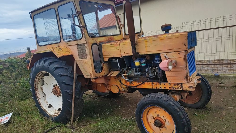 Vând tractor U650 în stare de funcționare,plug,disc, remorcă