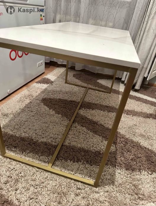 Продам стол для бутика