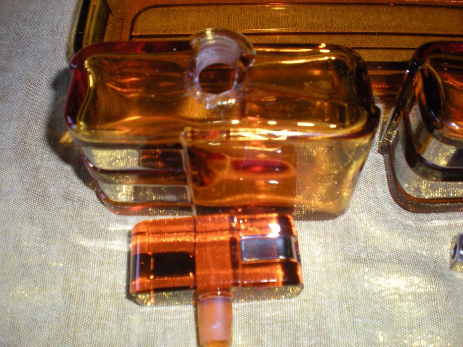 Set interbelic din sticlă de culoare cognac cu accente argintii