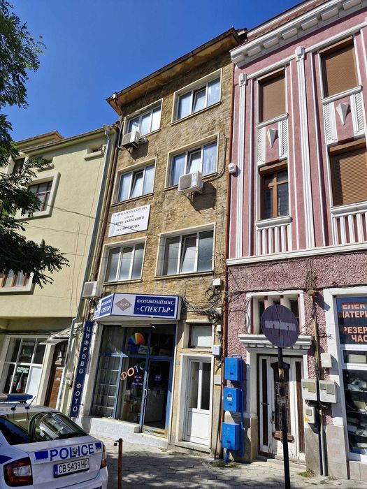 Три етажа от малка офис сграда в абсолютния център на Асеновград