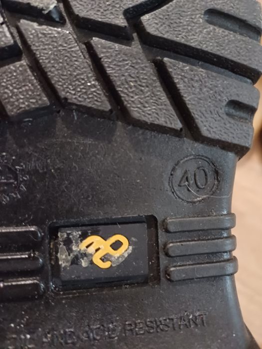 Летняя спецовка. Сапожки зимние.