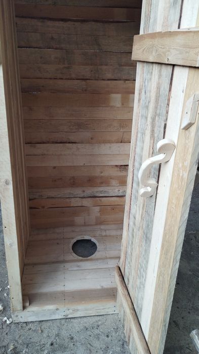 Уличная деревянный туалет