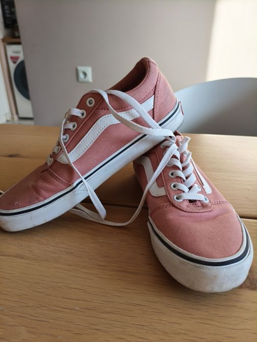 Продавам кецове Vans