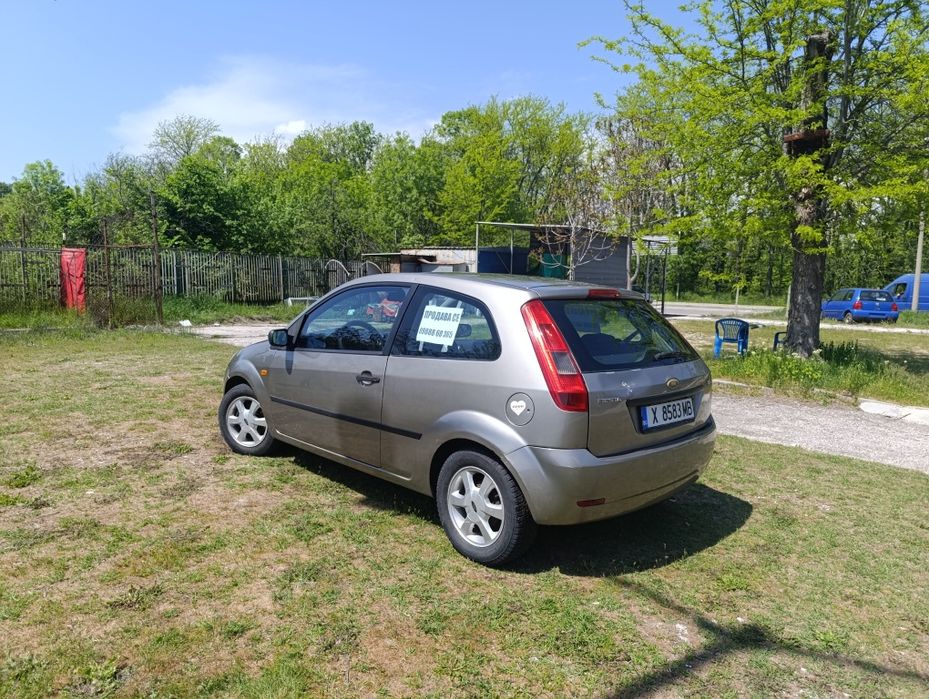 Продавам Форд Фиеста