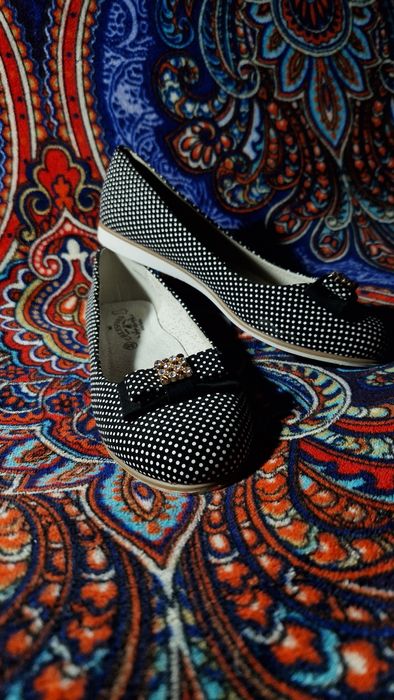 Продам туфли для девочки 35 размер ,8-9 лет