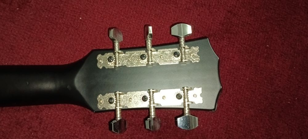 Гитара чёрного цвета