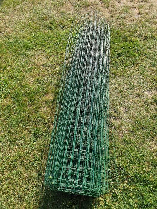 Plasă de sârmă sudată și plastifiată de culoare verde, cu dimensiunile de 180 cm înălțime și 18 m lungime. Gard sarma