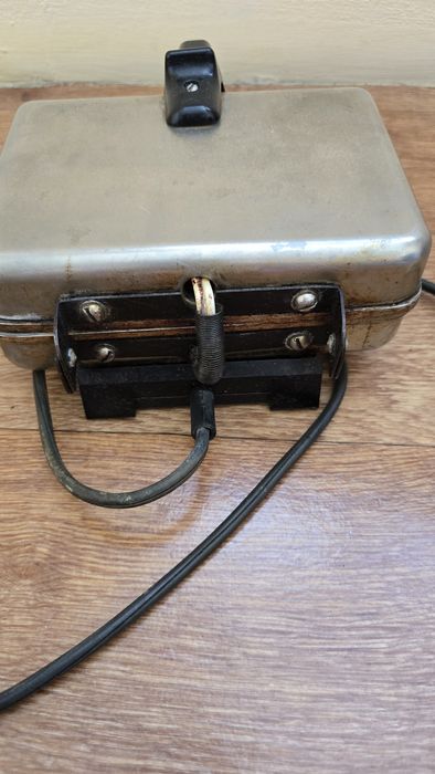 Советская электровафельница нерабочая.