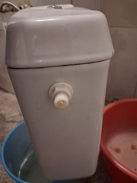 Тоалетно казанче порцеланово