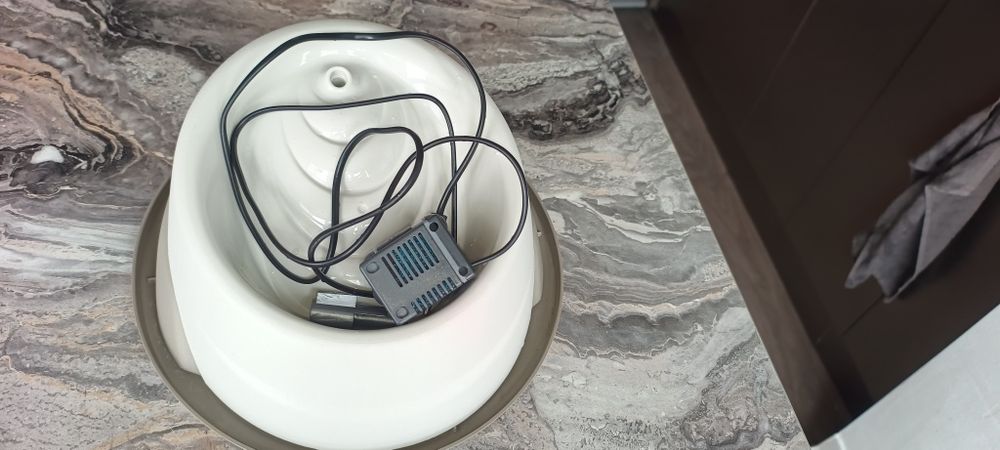 Fântână plastic pentru pisici/câini talie mică – Stare perfectă