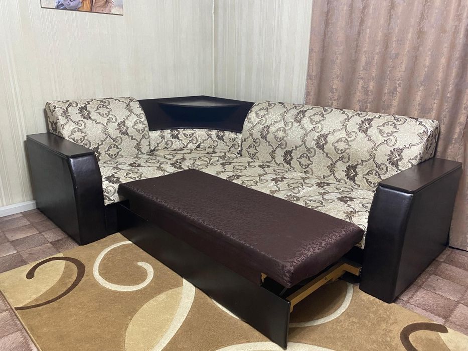 Диван угловой, раздвижной.