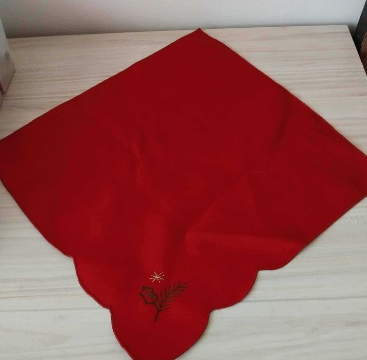 Каре/тишлайфер и кърпи/салфетки с бродерия коледни