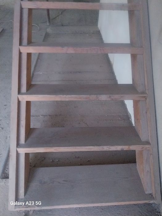 Scara din lemn de brad