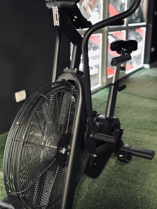 Bicicletă cu aer — rezistență naturală, antrenament complet