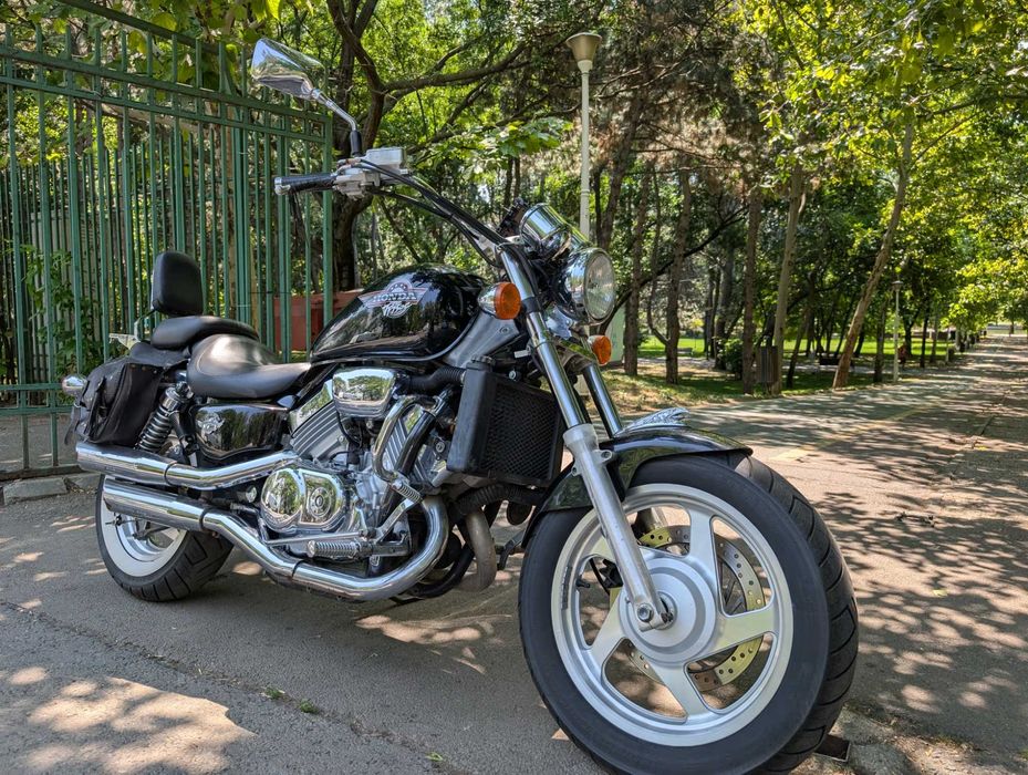 Motocicleta Honda Magna