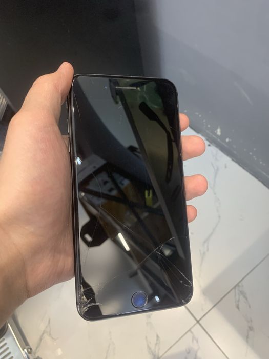 Продам айфон 8+.