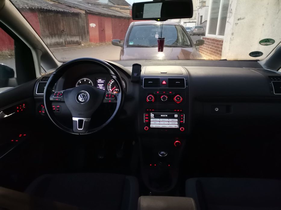 VOLKSWAGEN Touran 2012 — imagine 3