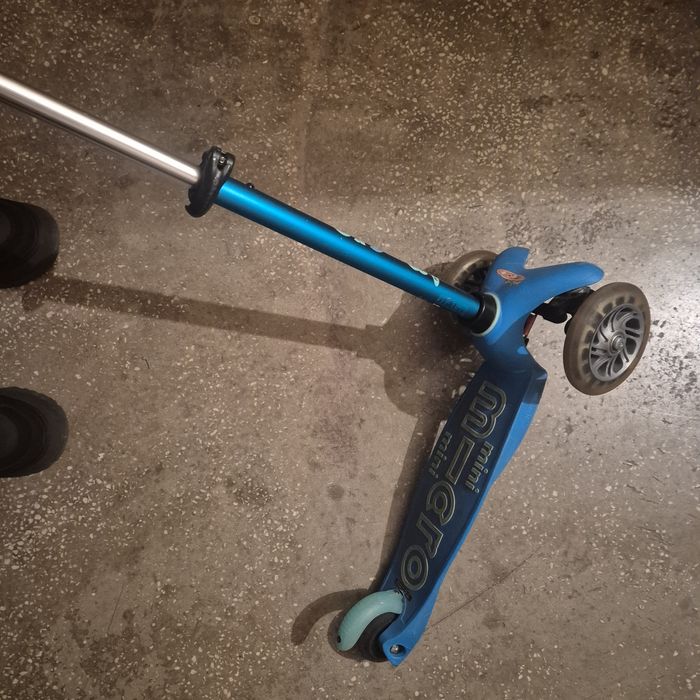 Trotineta mini micro albastra roti si manere ghidon luminoase
