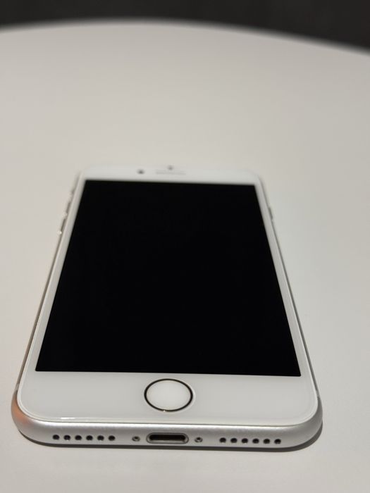 iPhone 8 - 64GB Silver • Ca Nou • 100% Sanatate baterie • Neverlocked