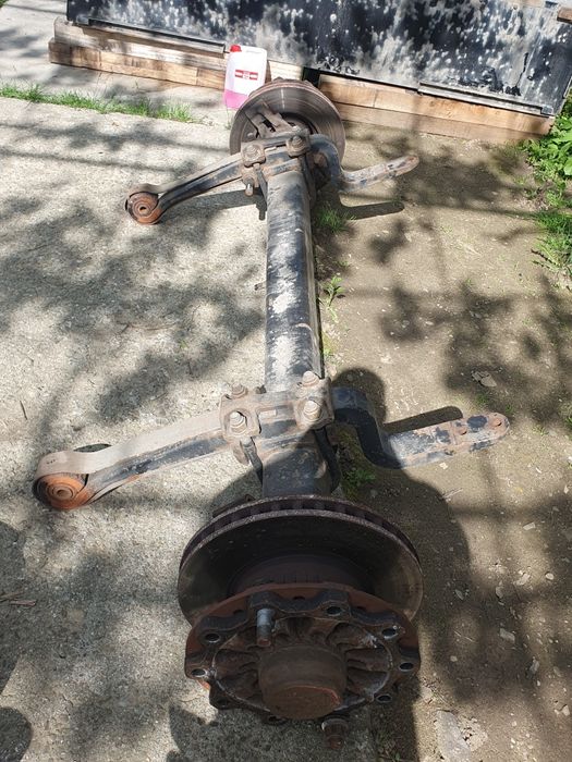 Vind axe semiremorca si etrieri in perfectă stare de funcționare