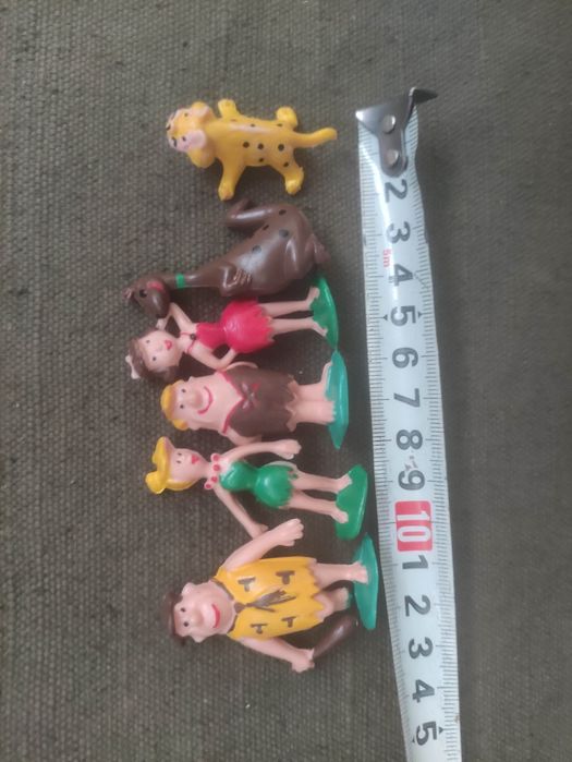 Продавам детски играчки : Гормити, Роботи, Динозаври,Bakugan.Карти Uno