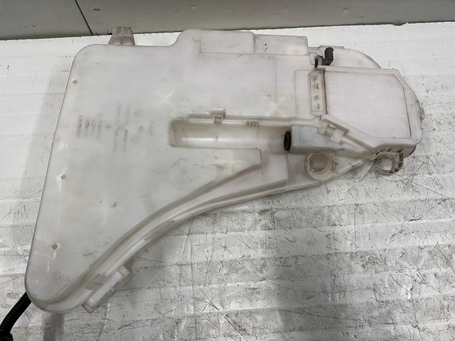 Казанче течност чистачки БМВ Ф07 Ф10 Ф11 Ф06 Ф12 Ф01 Ф02