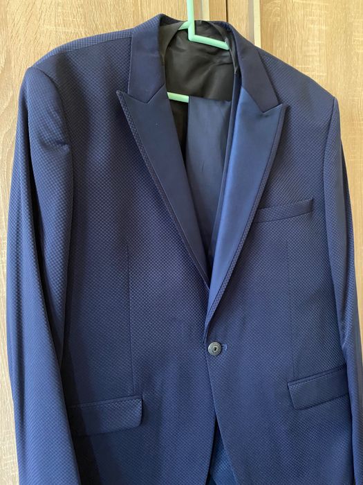 Мъжки костюми в тъмно син
