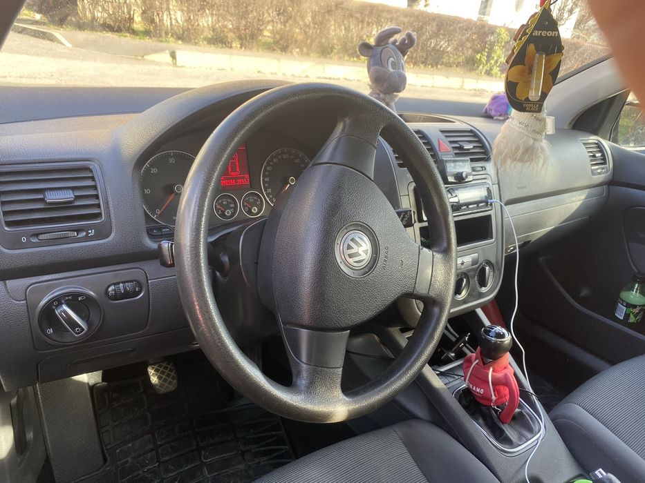 Vând glof 5 an 2009 motor de 1.9 pretul 2500