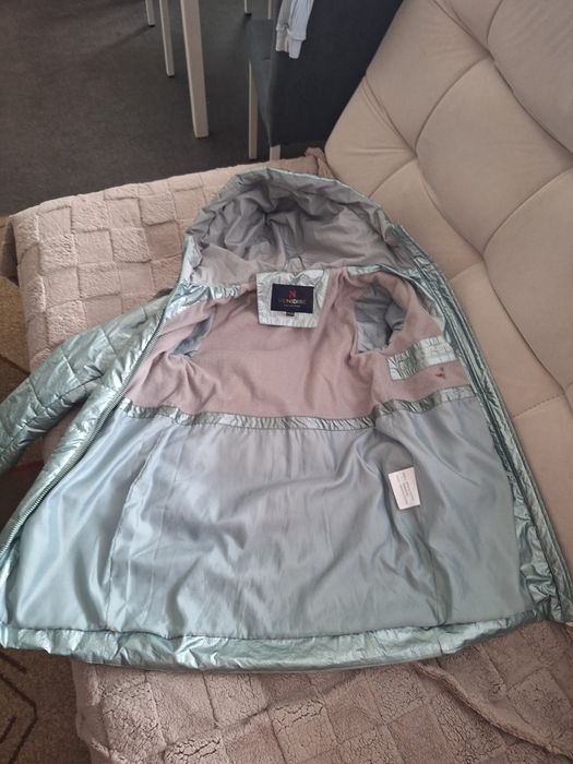 Продам куртку на девочку