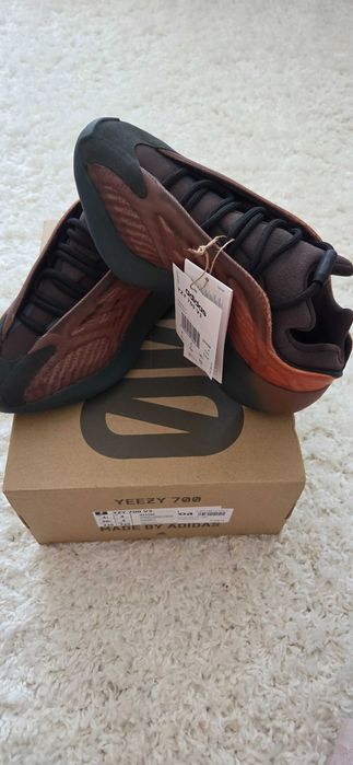 Adidas Yeezy 700 V3,originali,marimea 36 2/3,maro cu portocaliu,noi,cu eticheta