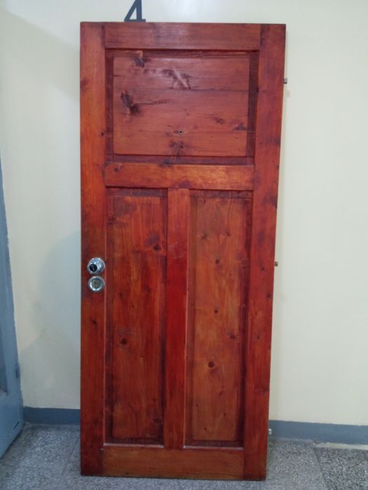 Дървена входна врата