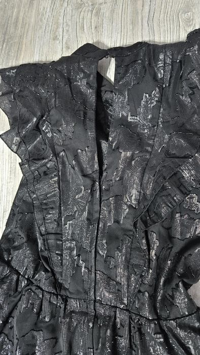 Блестяща черна рокля