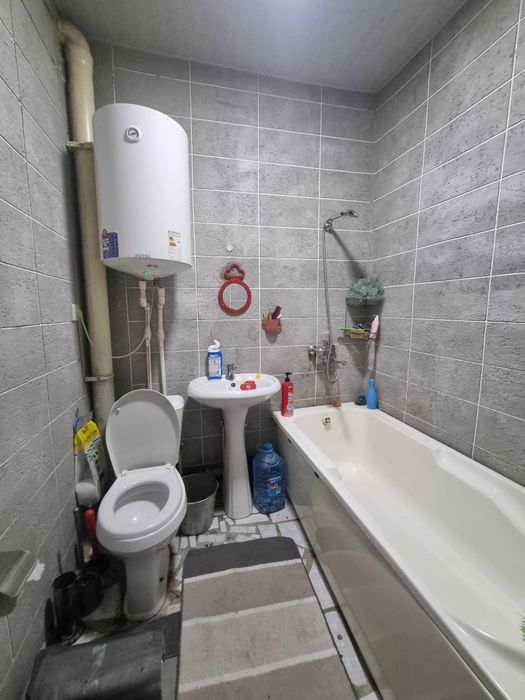 Срочно 2 хонали квартира сотилади.