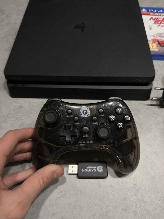Продавам PS4 Slim.