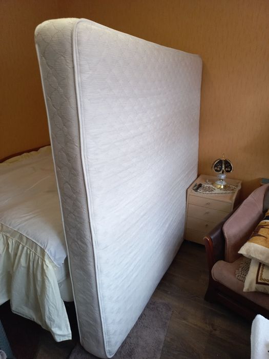 Продавам двулицев матрак 190/180- много запазен