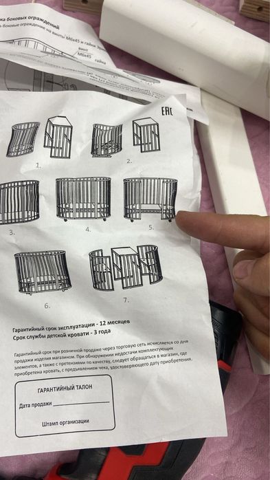 Продаю детскую кровать и стол.