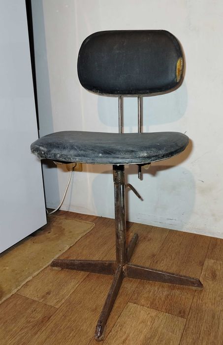 Стул крутящийся, железный..