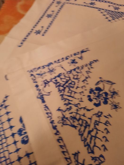 Față de masă albastra brodata manual