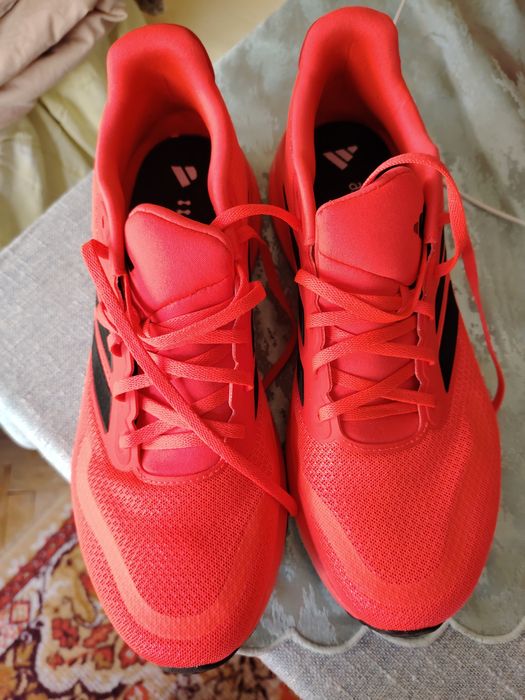 Спортни нови обувки