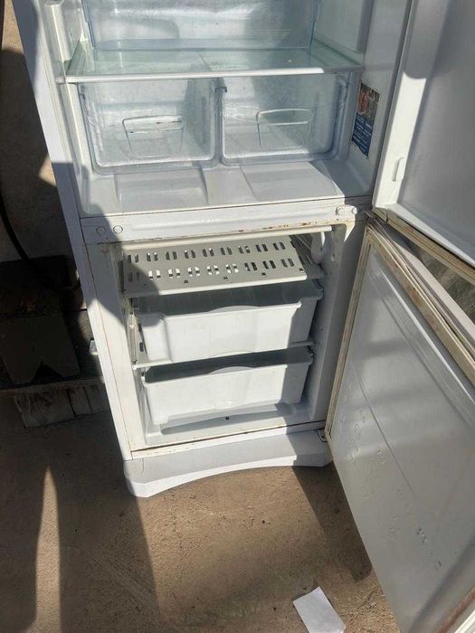 Продается холодильник Indesit в нерабочем состоянии.