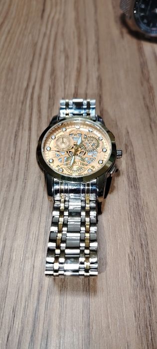 Ceas quart nou. Fără baterie.