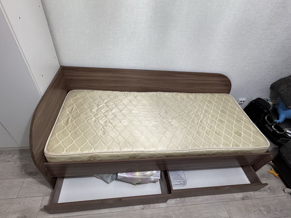Продам кровать с матрасом