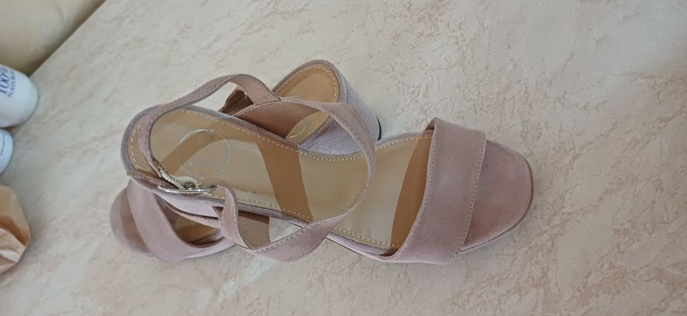 Vand sandale roz praf marimea 37 stare buna