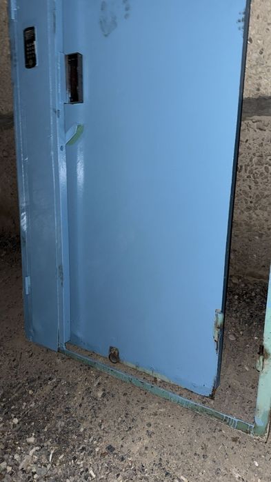 Дверь железной  подъезд