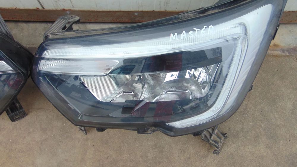 Faruri stanga/dreapta Renault Master 4 an 2022 cod 260607867R