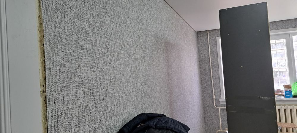 Поклейка обоев...